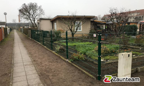 Doppelstabmatten schwer feuerverzinkt und grün beschichtet mit Pfosten Vario einbetoniert wurde in Leipzig von Zaunteam Leipzig, Leipzig im Jahr 2020 erstellt.