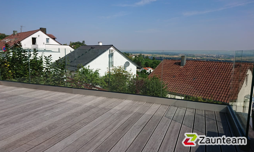 Glas Geländer mit Profilschiene Aufsatzmontage wurde in Pforzheim  von Zaunteam Pforzheim, Neuhausen im Jahr 2020 erstellt.