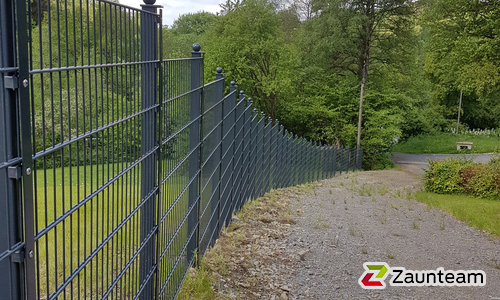 Doppelstabmatten schwer feuerverzinkt und anthrazit beschichtet mit Pfosten 60 x 40 mit Abdeckleisten einbetoniert wurde in Lüdenscheid von Zaunteam Südwestfalen, Wiehl im Jahr 2018 erstellt.
