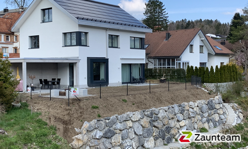 Diagonalgeflecht anthrazit metallic mit Rohrpfosten anthrazit metallic einbetoniert wurde in Appenzell von Zaunteam Appenzellerland, Wasserauen im Jahr 2019 erstellt.