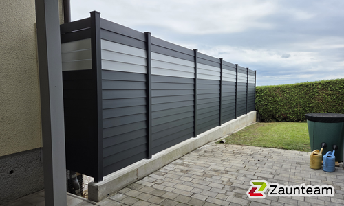 Alu Systemprofil in anthrazit mit Aluminiumpfosten vierkant 90 x 90 mm in Aussparung wurde in Bad Tatzmannsdorf  von Zaunteam Oststeiermark, Grafendorf bei Hartberg im Jahr 2026 erstellt.