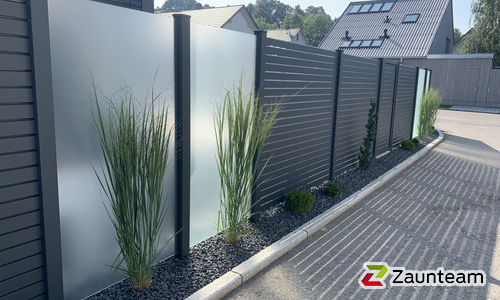 Alu Systemprofil mit Sonderprofilfüllung mit Aluminiumpfosten vierkant 60 x 60 mm einbetoniert wurde in Biberach von Zaunteam Oberschwaben, Obermarchtal im Jahr 2019 erstellt.