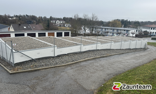Diagonalgeflecht verzinkt mit Rohrpfosten verzinkt einbetoniert wurde in Biberach von Zaunteam Oberschwaben, Obermarchtal im Jahr 2024 erstellt.