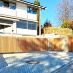Lärchenzaun gerade mit T-Stahlpfosten verzinkt einbetoniert, Zaunteam Ammersee, Hofstetten, 86899 Landsberg am Lech Lärchenzaun gerade mit T-Stahlpfosten verzinkt einbetoniert wurde in Landsberg am Lech von Zaunteam Ammersee, Hofstetten im Jahr 2025 erstellt.
