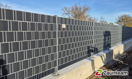 Flechtfix Vario Sichtschutz RAL Standardfarben wurde in Bitterfeld-Wolfen von Zaunteam Fläming, Coswig im Jahr 2025 erstellt.