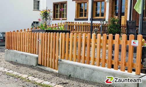 Lärchenzaun gerade mit T-Stahlpfosten verzinkt in Aussparung wurde in Winterthur von Zaunteam Neftenbach, Neftenbach im Jahr 2021 erstellt.