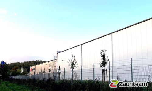 Doppelstabmatten schwer verzinkt mit Pfosten 40x60 verzinkt mit Abdeckleisten einbetoniert wurde in Osnabrück von Zaunteam Osnabrücker Land, Belm im Jahr 2023 erstellt.