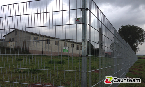 Doppelstabmatten leicht verzinkt mit Pfosten 40x60 verzinkt mit Bügel einbetoniert wurde in Crock von Zaunteam Thüringer Wald, Katzhütte im Jahr 2014 erstellt.
