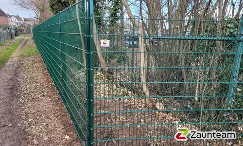 Doppelstabmatten schwer feuerverzinkt und grün beschichtet mit Pfosten 60 x 40 mit Abdeckleisten einbetoniert wurde in Langenlonsheim von Zaunteam Hunsrück-Nahe, Bad Kreuznach im Jahr 2022 erstellt.