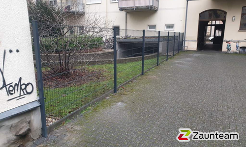 Doppelstabmatten leicht vorverzinkt und anthrazit beschichtet mit Pfosten Vario einbetoniert wurde in Leipzig von Zaunteam Leipzig, Leipzig im Jahr 2022 erstellt.
