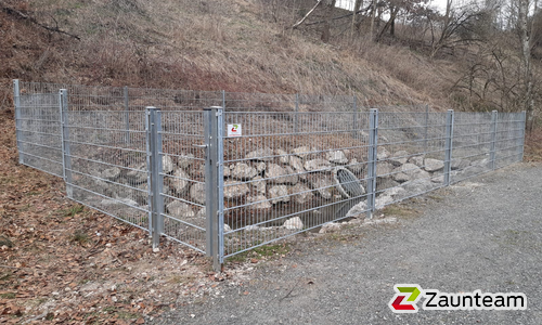 Doppelstabmatten schwer verzinkt mit Pfosten 40x60 verzinkt mit Abdeckleisten einbetoniert wurde in Wildpoldsried von Zaunteam Allgäu, Bad Hindelang - Unterjoch im Jahr 2023 erstellt.