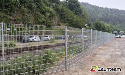 Doppelstabmatten schwer verzinkt mit Pfosten 40x60 verzinkt mit Abdeckleisten einbetoniert wurde in Wolfach von Zaunteam Breisgau, Waldkirch-Kollnau im Jahr 2026 erstellt.