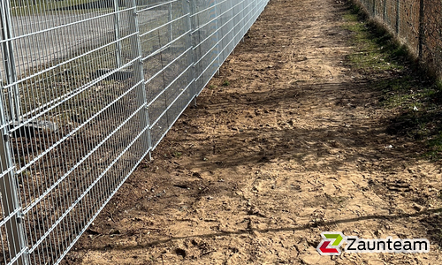 Doppelstabmatten schwer verzinkt mit Pfosten 40x60 verzinkt mit Bügel einbetoniert wurde in Sereetz von Zaunteam Südostholstein, Högersdorf im Jahr 2025 erstellt.