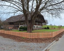 Lärchenzaun gerade mit T-Stahlpfosten verzinkt einbetoniert wurde in Bern von Zaunteam Spahni, Laupen BE im Jahr 2025 erstellt.