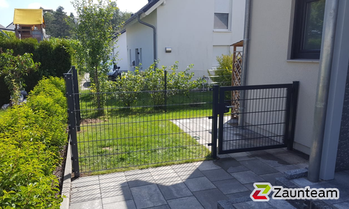 Doppelstabmatten schwer feuerverzinkt und anthrazit beschichtet mit Pfosten 60 x 40 mit Abdeckleisten einbetoniert wurde in Kämpfelbach  von Zaunteam Pforzheim, Neuhausen im Jahr 2019 erstellt.