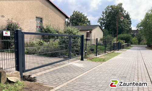Doppelstabmatten schwer vorverzinkt und anthrazit beschichtet mit Pfosten 40x60 mit Abdeckleisten in Aussparung wurde in Oranienbaum-Wörlitz von Zaunteam Fläming, Coswig im Jahr 2023 erstellt.