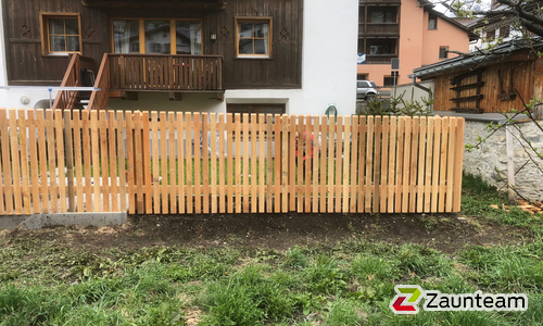 Lärchenzaun gerade mit Lärchenvierkantpfosten wurde in Sent von Zaunteam Engadin, Zernez im Jahr 2024 erstellt.