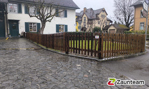 Palisaden mit Lärchenkantpfosten braun wurde in Winterthur  von Zaunteam Neftenbach, Neftenbach im Jahr 2025 erstellt.