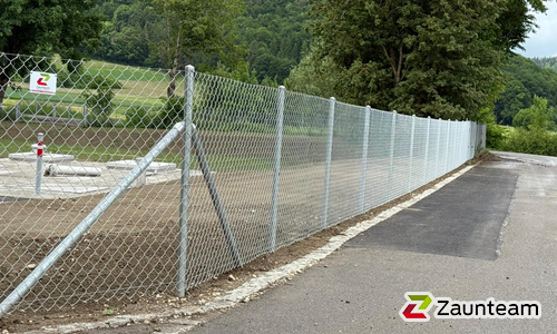 Diagonalgeflecht verzinkt mit Rohrpfosten verzinkt einbetoniert wurde in Inzigkofen-Vilsingen von Zaunteam Obere Donau-Bodensee, Sauldorf-Krumbach im Jahr 2025 erstellt.