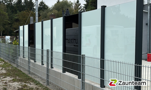 Glas Sichtschutz mit vierkant Aluminium-Nutpfosten mit Fussplatte wurde in Thierhaupten von Zaunteam Schwaben-Nord, Todtenweis im Jahr 2025 erstellt.
