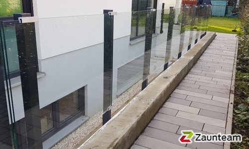 Glas Geländer wurde in Markranstädt von Zaunteam Leipzig, Leipzig im Jahr 2023 erstellt.