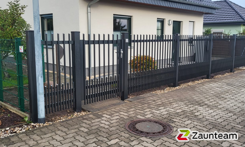 Palisaden Aluzaun einbetoniert wurde in Dessau-Rosslau von Zaunteam Fläming, Coswig im Jahr 2023 erstellt.