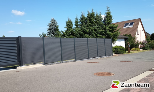 System Alu Sichtschutz, Rhombus mit Alupfosten einbetoniert wurde in Gräfenhainichen von Zaunteam Fläming, Coswig im Jahr 2025 erstellt.