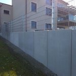Doppelstabmatten schwer verzinkt mit Pfosten 40x60 verzinkt mit Abdeckleisten mit Fussplatte wurde in Geislingen von Zaunteam Zollernalb, Burladingen-Ringingen im Jahr 2026 erstellt.