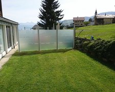 Glas Sichtschutz mit vierkant Edelstahlpfosten einbetoniert (CH) wurde in Eischoll von Zaunteam Wallis, Niedergesteln im Jahr 2017 erstellt.