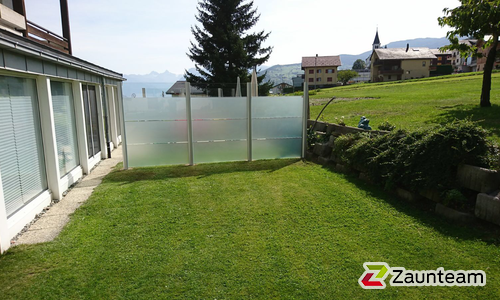 Glas Sichtschutz mit vierkant Edelstahlpfosten einbetoniert (CH) wurde in Eischoll von Zaunteam Wallis, Niedergesteln im Jahr 2017 erstellt.