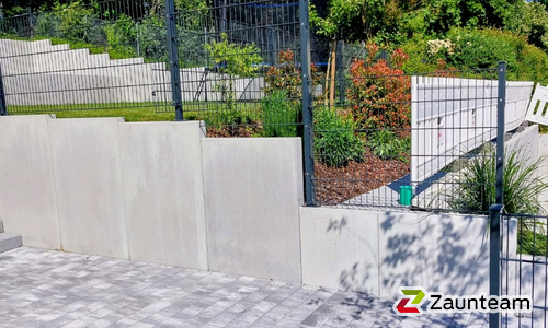 Doppelstabmatten schwer feuerverzinkt und anthrazit beschichtet mit Pfosten 60 x 40 mit Abdeckleisten mit Fussplatte wurde in Gaildorf von Zaunteam Schwäbisch Hall, Schwäbisch Hall im Jahr 2026 erstellt.