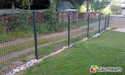 Doppelstabmatten leicht vorverzinkt und anthrazit beschichtet mit Pfosten Vario einbetoniert wurde in Lafnitz von Zaunteam Oststeiermark, Grafendorf bei Hartberg im Jahr 2024 erstellt.