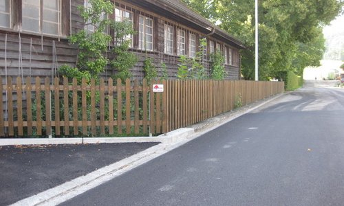 Staketen Holz vor die Pfosten / T-Stahl Pfosten feuerverzinkt einbetoniert wurde in Berg am Irchel von Zaunteam Neftenbach, Neftenbach im Jahr 2012 erstellt.