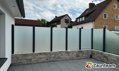 Glas Sichtschutz mit vierkant Aluminium-Nutpfosten mit Fussplatte wurde in Obernkirchen von Zaunteam Schaumburger Land, Stadthagen im Jahr 2024 erstellt.