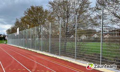 Ballfang Doppelstab mit Pfosten verzinkt und Abdeckleisten wurde in Westerstetten von Zaunteam Ulm, Lonsee im Jahr 2023 erstellt.