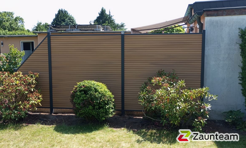 System WPC Sichtschutz, Neo Platinum mit Alupfosten einbetoniert wurde in Osternieneburger Land von Zaunteam Fläming, Coswig im Jahr 2025 erstellt.