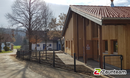 Doppelstabmatten schwer feuerverzinkt und anthrazit beschichtet mit Pfosten 60 x 40 mit Abdeckleisten einbetoniert wurde in Untermaiselstein von Zaunteam Allgäu, Bad Hindelang - Unterjoch im Jahr 2020 erstellt.