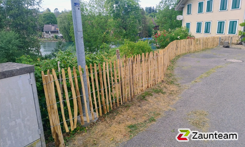 Natur-Staketenzaun aus Kastanie wurde in Aarwangen von Zaunteam Mittelland, Bützberg im Jahr 2026 erstellt.