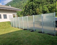Glas Sichtschutz mit vierkant Edelstahlpfosten einbetoniert (CH) wurde in Goldswil von Zaunteam Berner Oberland, Ringgenberg im Jahr 2026 erstellt.