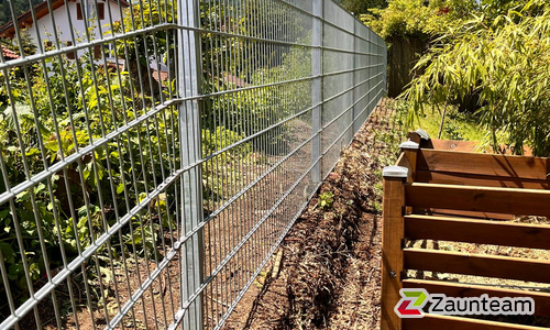 Doppelstabmatten schwer verzinkt mit Pfosten 40x60 verzinkt mit Abdeckleisten einbetoniert wurde in Blaichach von Zaunteam Allgäu, Bad Hindelang - Unterjoch im Jahr 2025 erstellt.