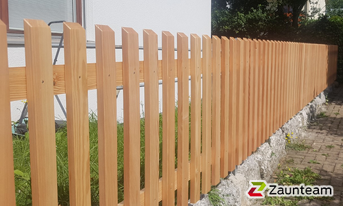 Staketen Holz vor die Pfosten / T-Stahl Pfosten verzinkt in Aussparung wurde in Lommiswil von Zaunteam Mittelland GmbH, Bützberg im Jahr 2018 erstellt.