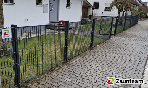 Doppelstabmatten leicht feuerverzinkt und anthrazit beschichtet mit Pfosten 60 x 40 mit Abdeckleisten einbetoniert wurde in Beimerstetten von Zaunteam Ulm, Lonsee im Jahr 2026 erstellt.