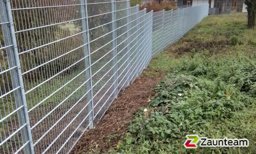 Doppelstabmatten schwer verzinkt mit Pfosten 40x60 verzinkt mit Abdeckleisten einbetoniert wurde in Rottenburg am Neckar von Zaunteam Zollernalb, Burladingen-Ringingen im Jahr 2025 erstellt.