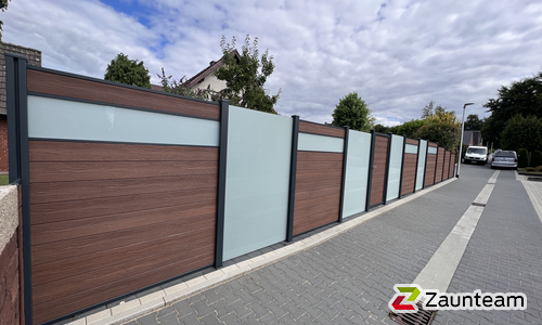 Glas Sichtschutz mit vierkant Aluminium-Nutpfosten einbetoniert wurde in Ibbenbüren von Zaunteam Osnabrücker Land, Belm im Jahr 2022 erstellt.