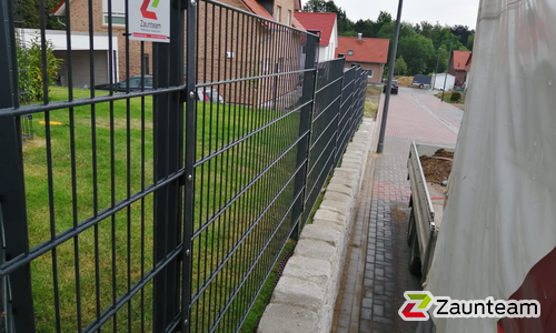 Doppelstabmatten schwer feuerverzinkt und anthrazit beschichtet mit Pfosten 60 x 40 mit Abdeckleisten einbetoniert wurde in Springe von Zaunteam Weser-Leine, Salzhemmendorf im Jahr 2020 erstellt.