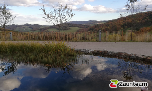Natur-Staketenzaun aus Kastanie wurde in Innermanzing von Zaunteam Wienerwald, Unter-Oberndorf im Jahr 2023 erstellt.