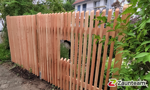 Holz Sichtschutz Lärche Natur Sargans wurde in Gossau von Zaunteam Zürich Oberland, Gutenswil im Jahr 2022 erstellt.