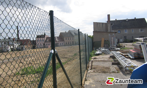 Diagonalgeflecht grün mit Rohrpfosten grün einbetoniert wurde in Coswig von Zaunteam Fläming, Coswig im Jahr 2015 erstellt.