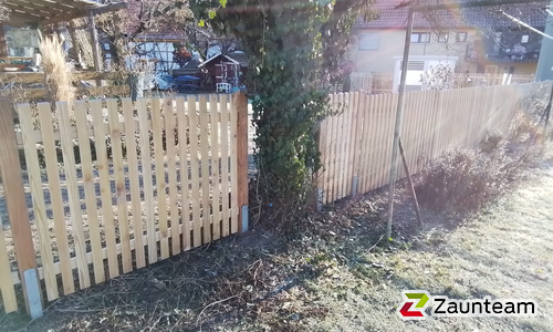 Lärchenzaun gerade mit Lärchenvierkantpfosten 90x90 wurde in Nehren von Zaunteam Zollernalb, Burladingen-Ringingen im Jahr 2023 erstellt.