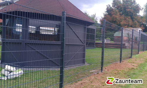 Doppelstabmatten leicht vorverzinkt und anthrazit beschichtet mit Pfosten 60 x 40 mit Abdeckleisten einbetoniert wurde in Floing von Zaunteam Oststeiermark, Grafendorf bei Hartberg im Jahr 2025 erstellt.